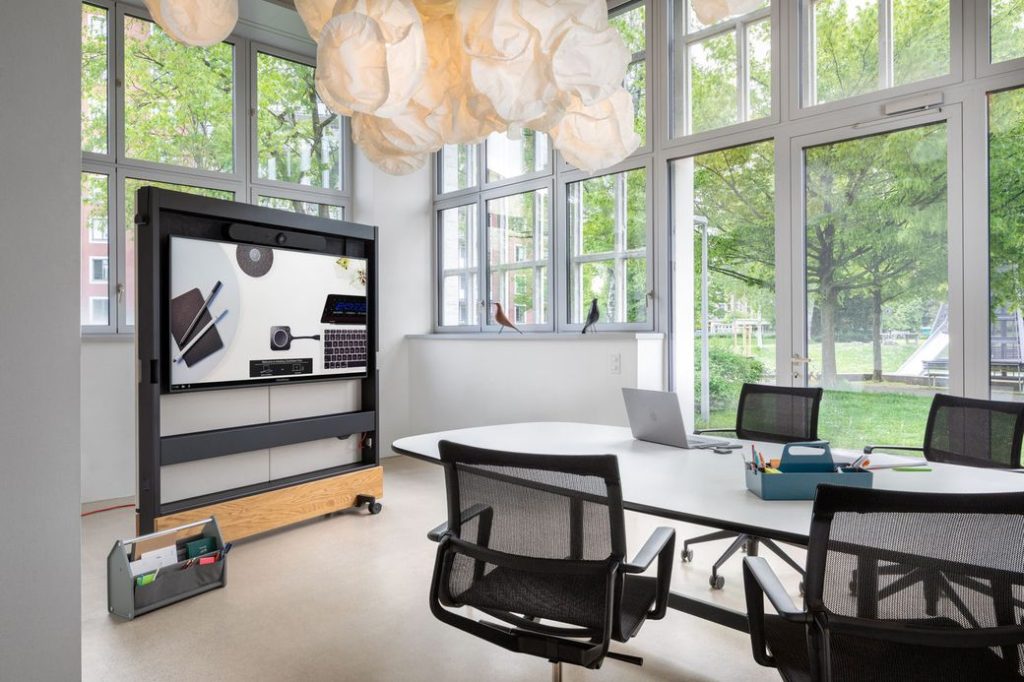 business-kunden-dancing-wall-workspace