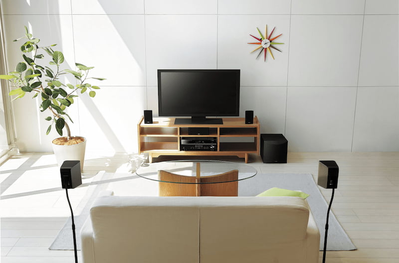 Soggiorno home cinema con TV e sistema surround