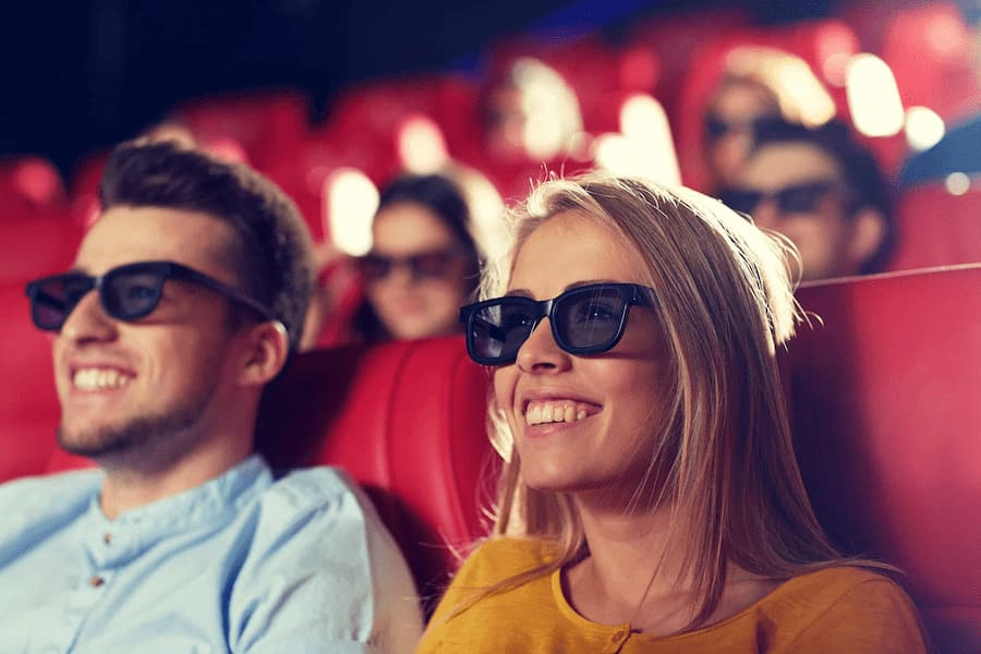 2 persone con occhiali 3D al cinema
