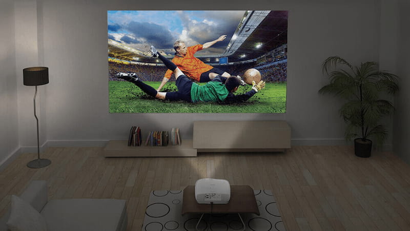 Home cinema con proiettori che proiettano una partita di calcio