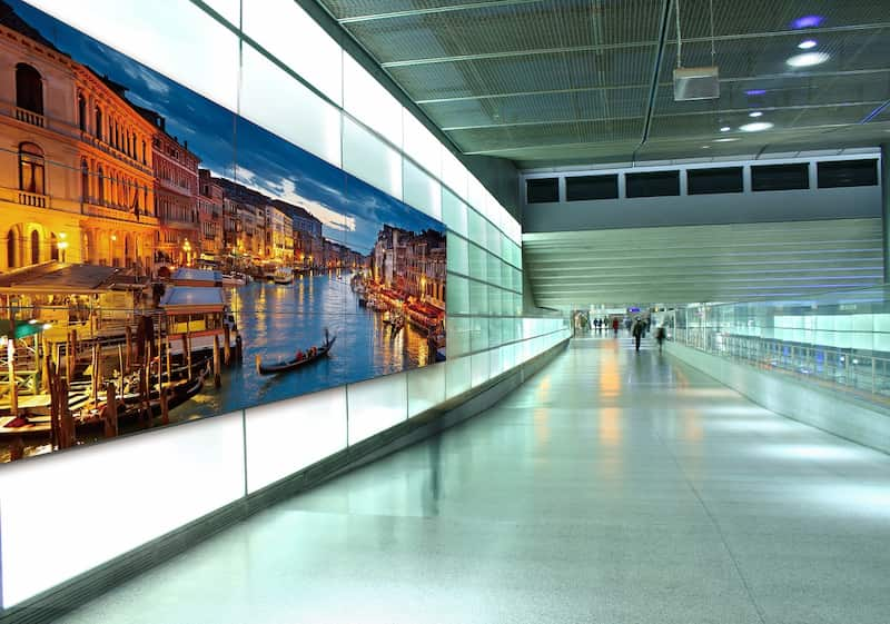 Display Panasonic TH 55LFV70 per il digital signage in una grande hall