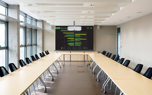 Ampia sala conferenze con schermo e proiettori